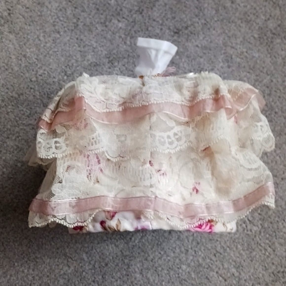 Vintage Ruffled and Floral Tissue Box Cover - Picture 4 of 6